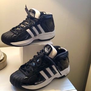 Adidas Youth Pro Model 2g Sneakers.